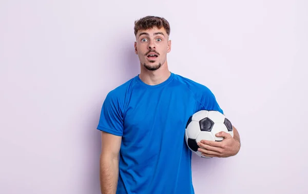 Genç Yakışıklı Bir Adam Çok Şaşırmış Şaşkın Görünüyor Futbol Kavramı — Stok fotoğraf