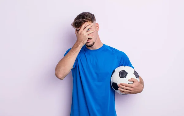 Genç Yakışıklı Adam Şok Olmuş Korkmuş Korkmuş Görünüyor Futbol Kavramı — Stok fotoğraf