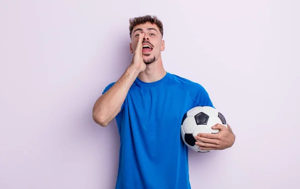 Genç Yakışıklı Adam Mutlu Hissediyor Elleri Ağzının Kenarında Bağırıyor Futbol — Stok fotoğraf