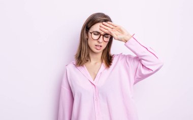 Genç ve güzel kız stresli görünüyor, yorgun ve hayal kırıklığına uğramış, alnından ter damlıyor, umutsuz ve bitkin hissediyor.