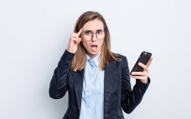 Genç, güzel bir kadın şaşırmış görünüyor, yeni bir düşünce, fikir ya da konsept fark ediyor. iş kavramı