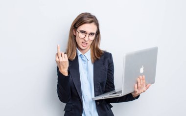 Genç ve güzel bir kadın kızgın, sinirli, asi ve agresif hissediyor.