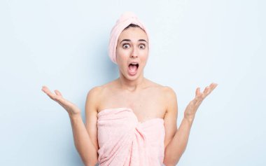 Genç ve güzel bir kadın şok olmuş ve şaşırmış hissediyor. güzellik ve duş konsepti