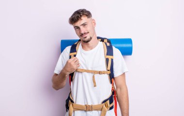 Genç yakışıklı adam kibirli, başarılı, pozitif ve gururlu görünüyor. Yürüyüş konsepti