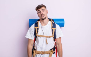 Kafası karışmış ve kafası karışmış genç yakışıklı bir adam. Yürüyüş konsepti