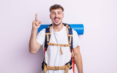 Genç yakışıklı bir adam bir fikri fark ettikten sonra mutlu ve heyecanlı bir dahi gibi hissediyor. Yürüyüş konsepti