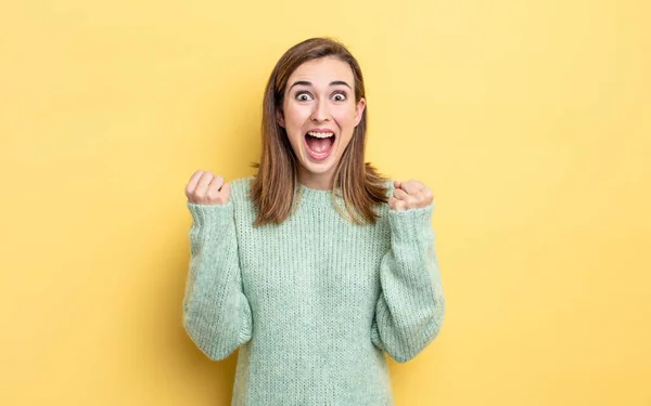 Giovane Bella Ragazza Sentirsi Scioccato Eccitato Felice Ridendo Celebrando Successo — Foto Stock