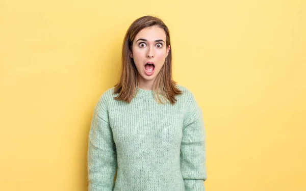 Jovem Menina Bonita Olhando Muito Chocado Surpreso Olhando Com Boca — Fotografia de Stock