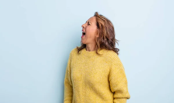 Donna Mezza Età Urlando Furiosamente Urlando Aggressivamente Cercando Stressato Arrabbiato — Foto Stock