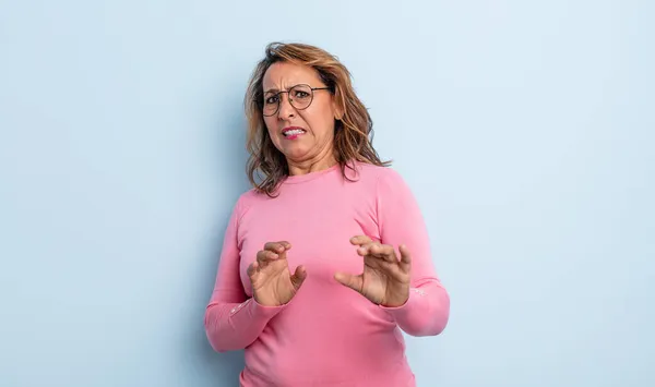 Donna Mezza Età Sente Disgustata Nauseata Allontanandosi Qualcosa Brutto Puzzolente — Foto Stock