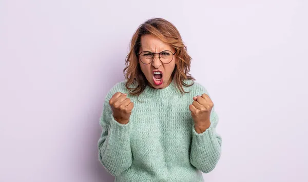 Kobieta Średnim Wieku Krzyczy Agresywnie Irytującym Sfrustrowanym Gniewnym Spojrzeniem Ciasnymi — Zdjęcie stockowe