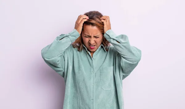 Mujer Mediana Edad Sintiéndose Estresada Frustrada Levantando Las Manos Cabeza —  Fotos de Stock