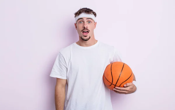 Junger Gutaussehender Mann Der Sehr Schockiert Oder Überrascht Aussah Basketball — Stockfoto