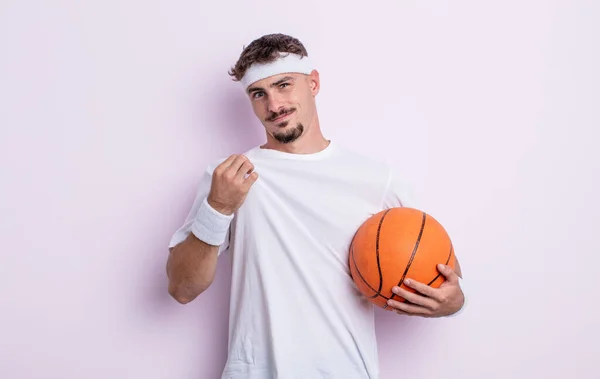 年轻英俊的男人看起来傲慢 积极和自豪 篮球概念 — 图库照片
