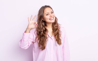 İspanyol güzel kadın kendini mutlu, rahat ve tatmin olmuş hissediyor. Onayını iyi bir hareketle gösteriyor. Gülümsüyor.