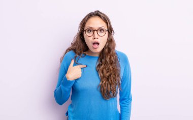 İspanyol güzel kadın şok olmuş ve şaşırmış görünüyor ağzı açık, kendini işaret ediyor.