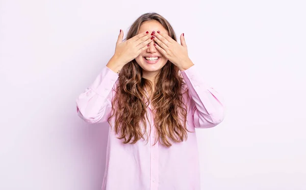 Hispánská Hezká Žena Usmívá Cítí Šťastný Zakrývá Oči Oběma Rukama — Stock fotografie