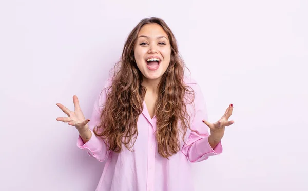 Hispanische Hübsche Frau Glücklich Aufgeregt Überrascht Oder Schockiert Lächelnd Und — Stockfoto