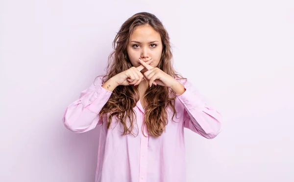 Hispanic Pretty Woman Looking Serious Displeased Both Fingers Crossed Front — Stock Photo, Image