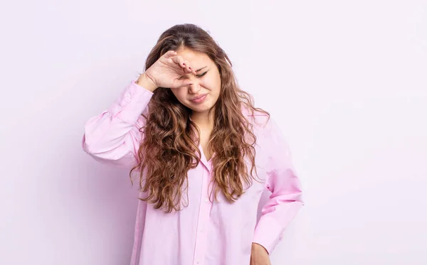 Hispanic Söt Kvinna Ser Stressad Trött Och Frustrerad Torka Svett — Stockfoto