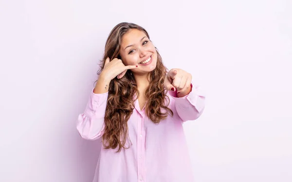 Mujer Bonita Hispana Sonriendo Alegremente Señalando Cámara Mientras Hace Una —  Fotos de Stock