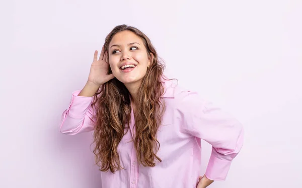 Hispanic Söt Kvinna Ler Tittar Märkligt Sidan Försöker Lyssna Skvaller — Stockfoto