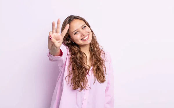 Latino Mooie Vrouw Glimlachend Zoek Vriendelijk Tonen Nummer Drie Derde — Stockfoto