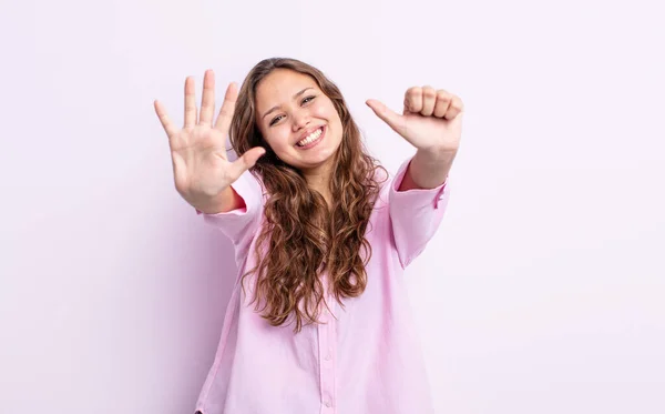 Hispanic Söt Kvinna Ler Och Ser Vänlig Visar Nummer Sex — Stockfoto