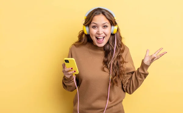 Hispanic Pretty Woman Feeling Happy Astonished Something Unbelievable Headphones Smartphone — Stock Photo, Image