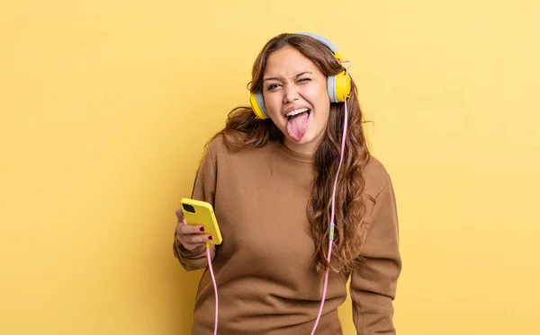 Mujer Bonita Hispana Con Actitud Alegre Rebelde Bromeando Sacando Lengua —  Fotos de Stock