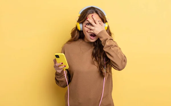 Zijn Paniekerige Mooie Vrouw Kijkt Geschokt Bang Doodsbang Gezicht Bedekkend — Stockfoto