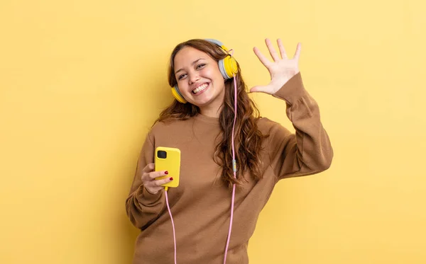 Bella Donna Ispanica Sorridente Amichevole Mostrando Numero Cinque Cuffie Smartphone — Foto Stock