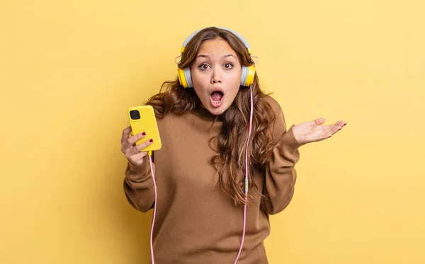 Hispanic Pretty Woman Amazed Shocked Astonished Unbelievable Surprise Headphones Smartphone — Stock Photo, Image