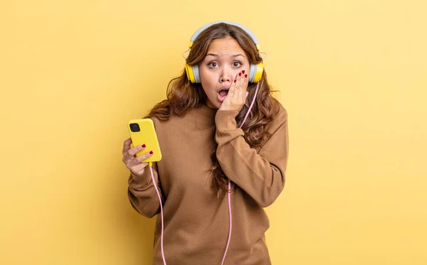 Hispanic Pretty Woman Feeling Shocked Scared Headphones Smartphone Concept — Stock Photo, Image