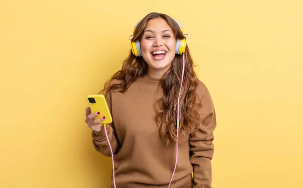 Ισπανίδα Όμορφη Γυναίκα Που Δείχνει Χαρούμενη Και Ευχάριστα Έκπληκτη Ακουστικά — Φωτογραφία Αρχείου