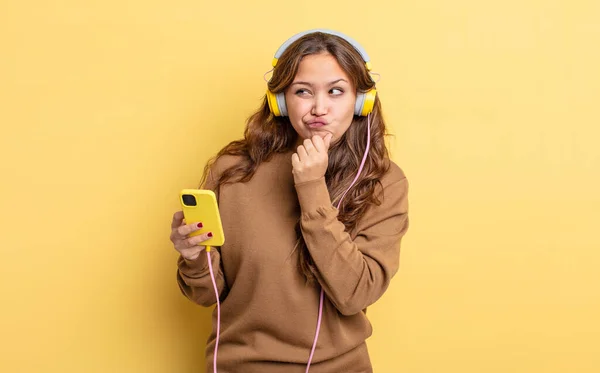 Hispanic Pretty Woman Thinking Feeling Doubtful Confused Headphones Smartphone Concept — Stock Photo, Image