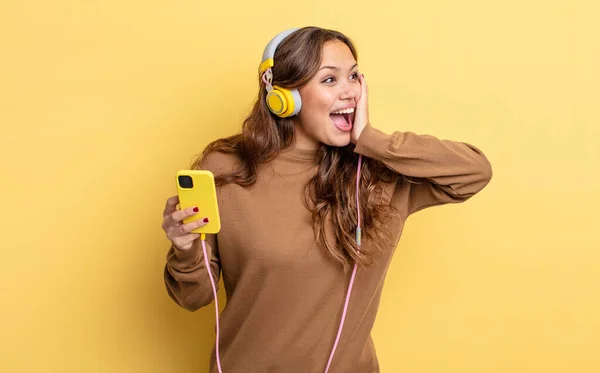 Hispanic Pretty Woman Feeling Happy Excited Surprised Headphones Smartphone Concept — Stock Photo, Image