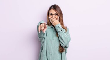 Asyalı güzel kadın sana gülüyor, kamerayı gösteriyor ve seninle dalga geçiyor ya da alay ediyor.