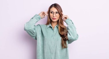 Asyalı güzel bir kadın kafası karışık ya da şüpheci, bir fikre odaklanmış, çok düşünüyor, yan taraftaki boşluğu kopyalamak istiyor.