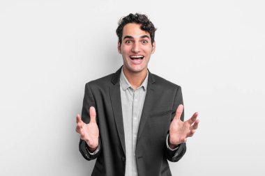 Genç işadamı kendini mutlu, şaşkın, şanslı ve şaşırmış hissediyor. İnanılmaz!