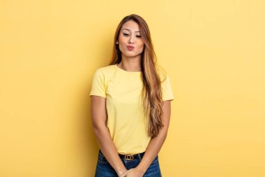 Asyalı güzel kadın şapşal ve komik görünüyor. Şaşı bakışlı, şakacı ve şakacı.