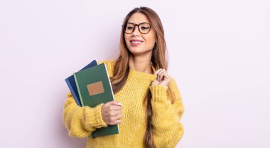 Asyalı güzel bir kadın stresli, endişeli, yorgun ve hayal kırıklığına uğramış hissediyor. öğrenci konsepti
