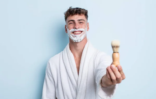 Bonito Hispânico Homem Barbear Com Espuma — Fotografia de Stock