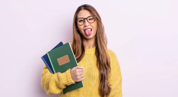陽気で反抗的な態度のアジア系の可愛い女が冗談を言って舌を出してる 学生のコンセプト — ストック写真