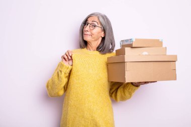 Kibirli, başarılı, pozitif ve gururlu görünüyor. depolama kavramı