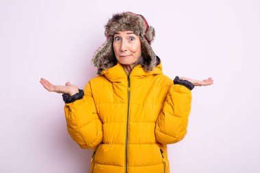 Kıdemli güzel kadın şaşkın, şaşkın ve şüpheci hissediyor. kış konsepti