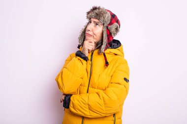 Düşünen, kuşkucu ve kafası karışık yaşlı güzel bir kadın. kış konsepti