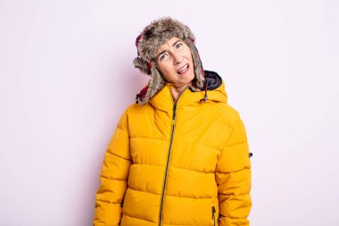 Kıdemli güzel kadın şaşkın ve şaşkın hissediyor. kış konsepti