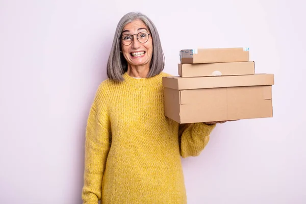 Mulher Bonita Sênior Que Olha Feliz Agradavelmente Surpreendido Conceito Armazenamento — Fotografia de Stock