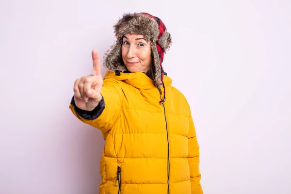 Mulher Bonita Sênior Sorrindo Orgulhosamente Confiantemente Fazendo Número Conceito Inverno — Fotografia de Stock